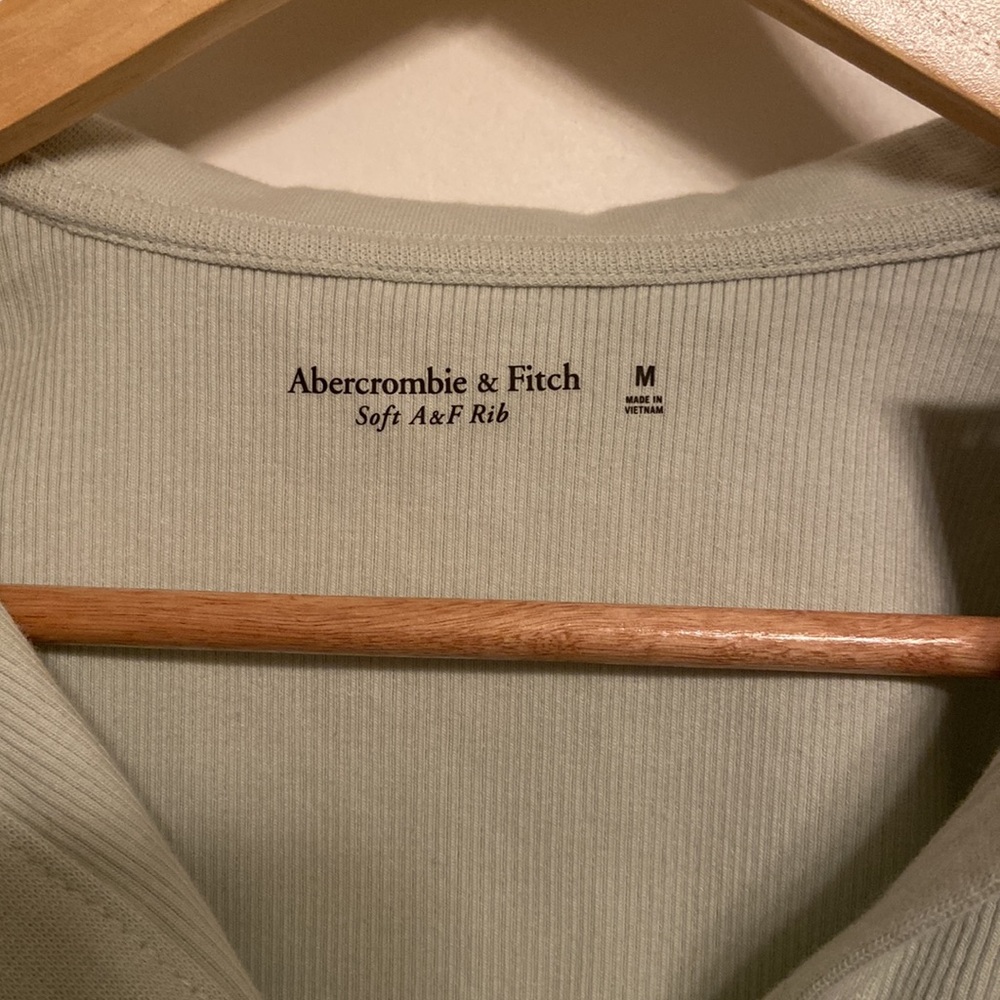 NWT - Abercrombie and fitch ribbed long sleeved top, size M - Picture 3 of 6